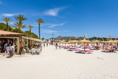 Mallorca, İspanya - 11 Mayıs 2019: Kuzey Mallorca,İspanya Playa de Alcudia plajı
