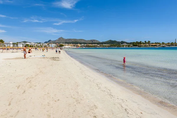 Mallorca, Spain - May 11, 2019: Umbrellas and sunbeds at the Playa de Alcudia beach in northern Mallorca, Spain — Stock Photo, Image