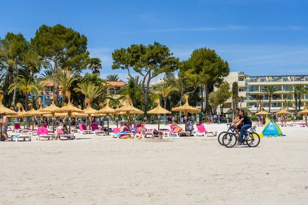 Mallorca, Spanyolország-május 11, 2019: Playa de Alcudia Beach Észak-Mallorca, Spanyolország — Stock Fotó