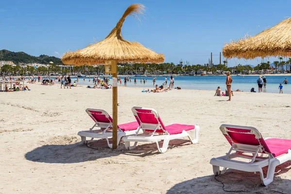 Mallorca, Spain - May 11, 2019: Umbrellas and sunbeds at the Playa de Alcudia beach in Mallorca, Spain — Stock Photo, Image