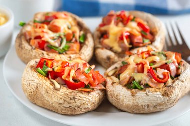 Pastırma, domates, kırmızı biber, frenk soğanı ve peynir ile doldurulmuş mantar.