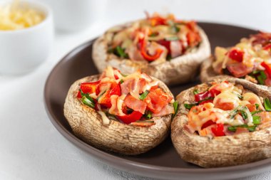 Pastırma, domates, kırmızı biber, frenk soğanı ve peynir ile doldurulmuş mantar.