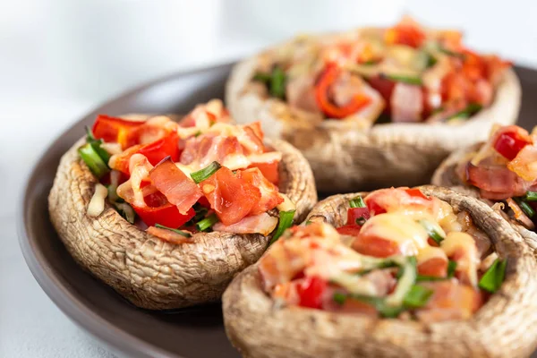 Funghi ripieni di pancetta, pomodoro, peperoncino, erba cipollina e formaggio . — Foto Stock