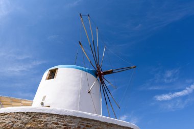 Sifnos'taki geleneksel Yunan yel değirmeni, Kiklad Adaları, Yunanistan