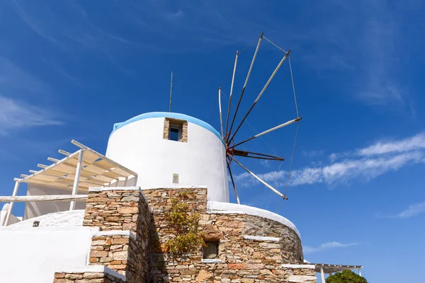 Traditionele Griekse windmolen in Sifnos, Cycladen, Griekenland — Stockfoto