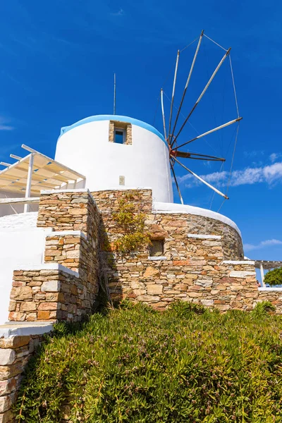 Sifnos'taki geleneksel Yunan yel değirmeni, Kiklad Adaları, Yunanistan