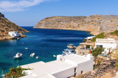 Sifnos'un kuzey ucundaki Heronissos körfezi. Cyclades adaları, Yunanistan