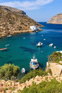 Sifnos'un kuzey ucundaki Heronissos körfezi. Cyclades adaları, Yunanistan