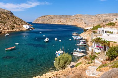 Sifnos'un kuzey ucundaki Heronissos körfezi. Cyclades adaları, Yunanistan