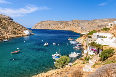 Sifnos'un kuzey ucundaki Heronissos körfezi. Cyclades adaları, Yunanistan