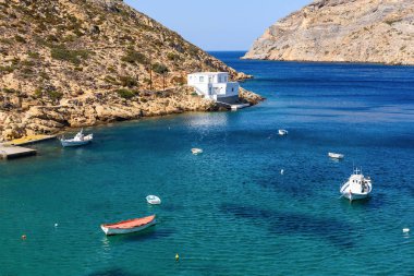 Sifnos'un kuzey ucundaki Heronissos körfezi. Cyclades adaları, Yunanistan