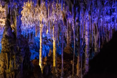 Mağarada sarkıt ve dikit oluşumları