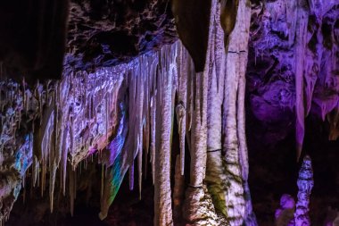 Mağarada sarkıt ve dikit oluşumları