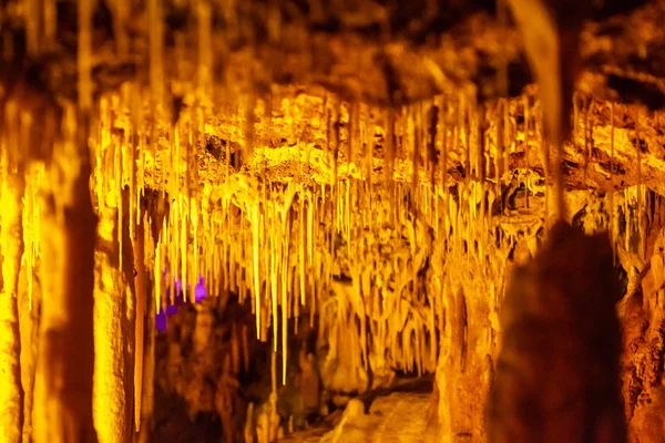 Formations of stalactites and stalagmites in a cave — Φωτογραφία Αρχείου