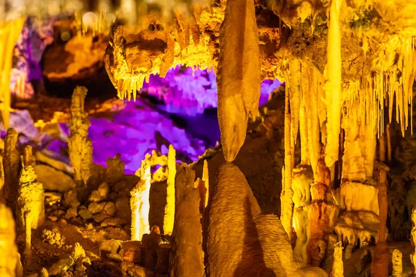 Formations of stalactites and stalagmites in a cave — Stockfoto