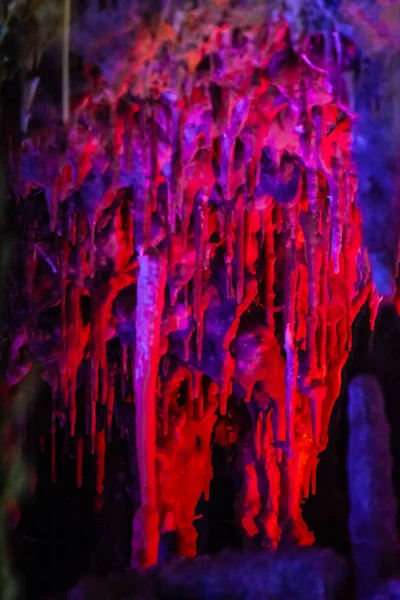Формирование сталактитов и сталагмитов в пещере — стоковое фото
