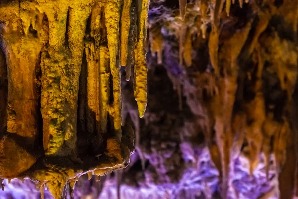 Formations of stalactites and stalagmites in a cave — Stockfoto