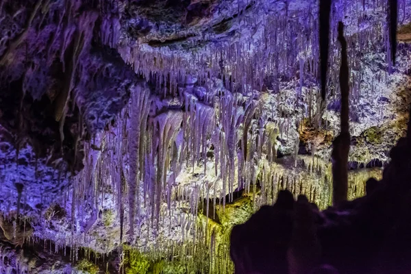 Formations of stalactites and stalagmites in a cave — Φωτογραφία Αρχείου