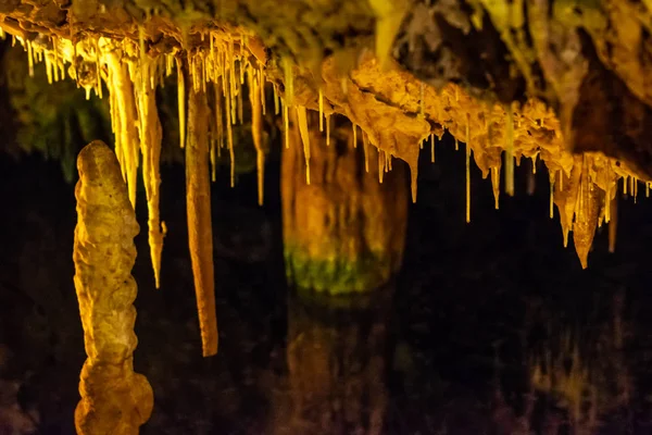 Formations of stalactites and stalagmites in a cave — Φωτογραφία Αρχείου