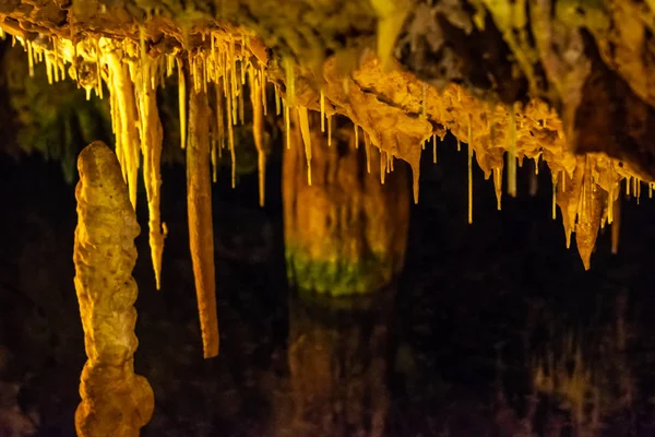 Formazioni di stalattiti e stalagmiti in una grotta — Foto Stock