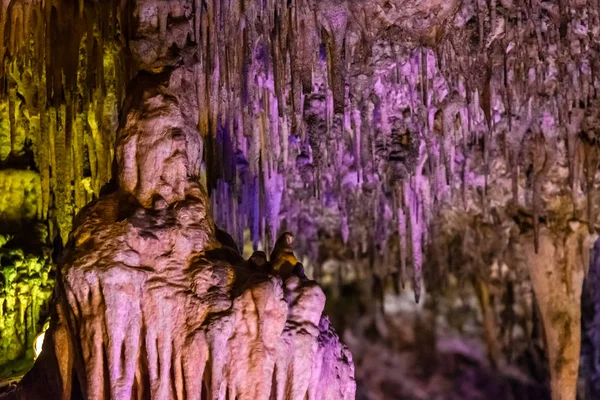 Formations of stalactites and stalagmites in a cave — Stockfoto