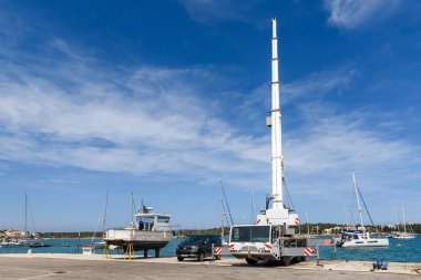 Mallorca, İspanya - 9 Mayıs 2019: Portocolom limanında vinç seferleri tekneleri hizmete sunmaktadır