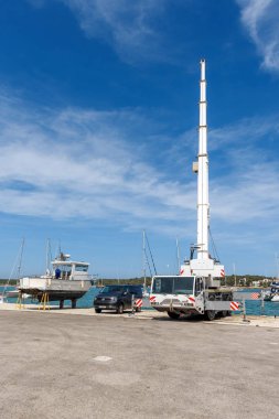 Mallorca, İspanya - 9 Mayıs 2019: Portocolom limanında vinç seferleri tekneleri hizmete sunmaktadır