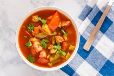 Sarı ve kırmızı biber, kabak, domates ve mantar ile Letcho bir kase servis