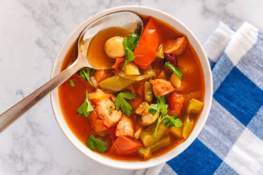 Sarı ve kırmızı biber, kabak, domates ve mantar ile Letcho bir kase servis