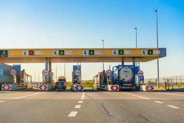 Pruszcz Gdanski, Polonya - 18 Temmuz 2019:Geçiş ücreti kontrol noktası. Polonya'da otoyolda gişeler