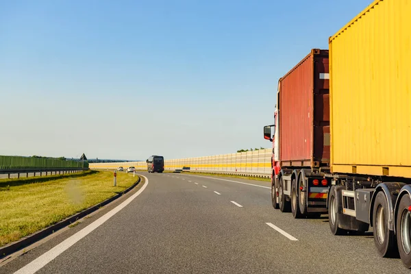 Ciężarówka transportowa na autostradzie w wiejskim krajobrazie — Zdjęcie stockowe