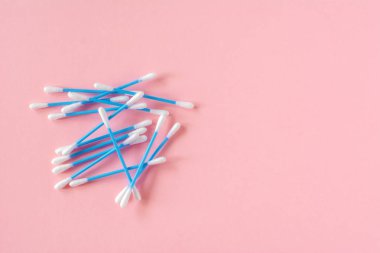 Pamuk kulak pembe arka plan üzerinde kişisel hijyen için sopa. Sağlık araçları. Metin için boş alan.