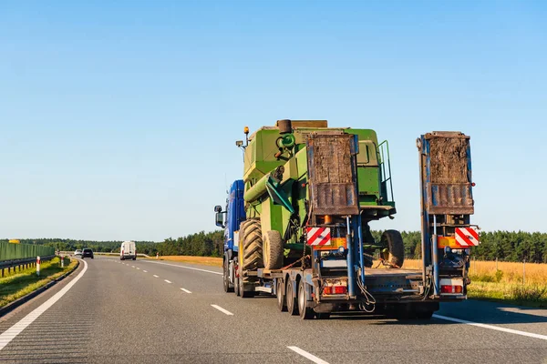 Camión de carga en una carretera en un paisaje rural —  Fotos de Stock