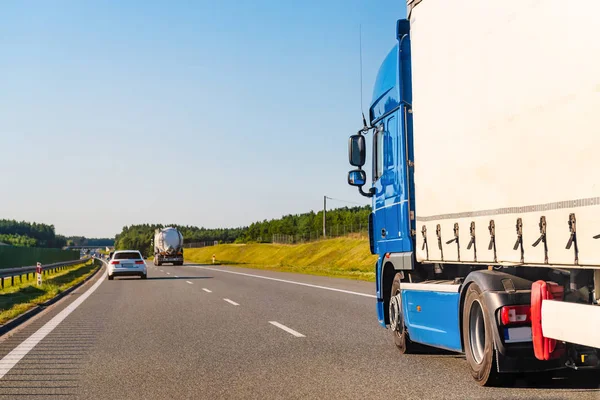 Ciężarówka transportowa na autostradzie w wiejskim krajobrazie — Zdjęcie stockowe