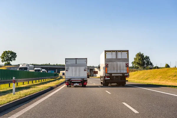 Ciężarówki towarowe na autostradzie. Pojęcie bezpiecznej jazdy. — Zdjęcie stockowe