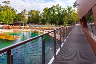 Wroclaw, Polonya - 17 Temmuz 2019: Wroclaw Hayvanat Bahçesi'ndeki modern Africarium'un dış cephesi.