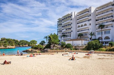 Mallorca, İspanya - 9 Mayıs 2019: Sahil Cala Ferrera, Mallorca'nın güneydoğusunda popüler bir aile destinasyonu. İspanya
