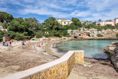 Mallorca, İspanya - 9 Mayıs 2019: Sahil Cala Ferrera, Mallorca'nın güneydoğusunda popüler bir aile destinasyonu. İspanya