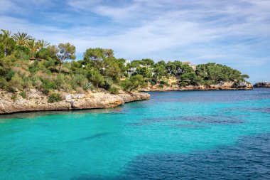Mallorca güney-doğusunda turkuaz kristal suları ile plaj Cala Ferrera. İspanya