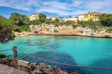 Plaj Cala Ferrera, Mallorca güney-doğusunda popüler bir aile hedef. İspanya