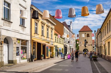 Chelmno, Polonya - 17 Ağustos 2019: Chelmno'daki Grudziadzka caddesinin mimarisi, Kuyavian-Pomeranvoyvoyvoyatcumhuriyeti'nde bir şehir