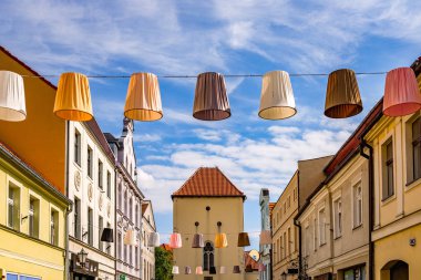 Chelmno, Polonya - 17 Ağustos 2019: Chelmno'daki Grudziadzka caddesinin mimarisi, Kuyavian-Pomeranvoyvoyvoyatcumhuriyeti'nde bir şehir