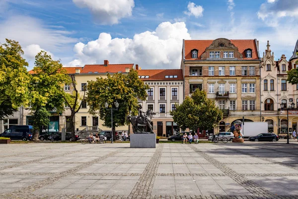 Chelmno, Polonia - 17 de agosto de 2019: Plaza del mercado con casas antiguas en Chelmno — Foto de Stock