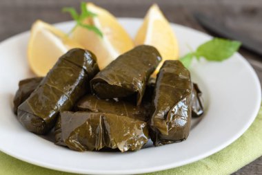 Üzüm yaprağı limon ile servis pirinç ile doldurulur. Geleneksel Yunan yemekleri