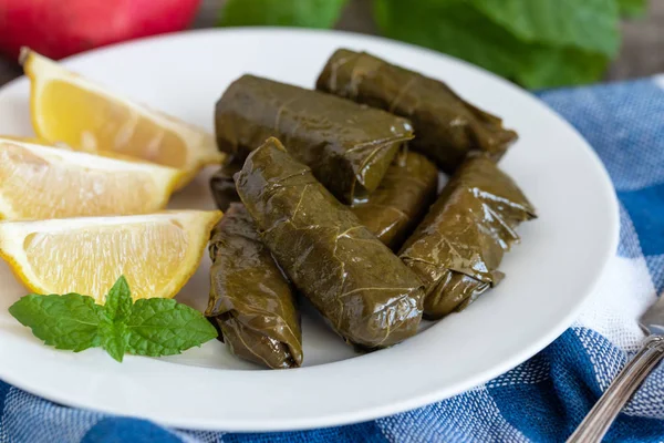 Üzüm yaprağı limon ile servis pirinç ile doldurulur. Geleneksel Yunan yemekleri — Stok fotoğraf