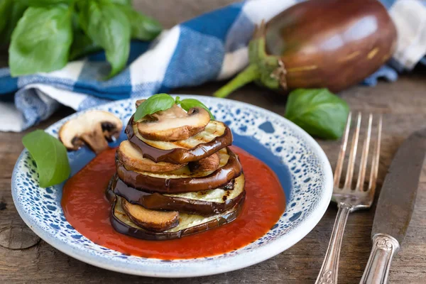 Torretas de berinjelas grelhadas e cogumelos com molho de tomate . — Fotografia de Stock