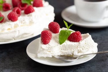 Krem şantili beze, ahududu ve nane