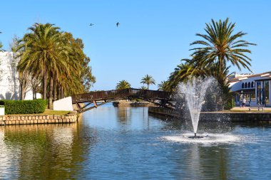 Mallorca, İspanya - 11 Mayıs 2019: Alcudia kasabasında çeşmeli kanal manzarası, Mayorka, İspanya.