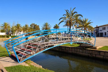 Mallorca alcudia kentinde bir kanal üzerinde Yaya Köprüsü, İspanya