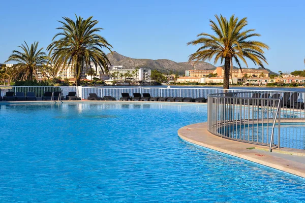 Mallorca Spain May 2019 Swimming Pool Overlooking Palm Trees Alcudia — Stock Photo, Image